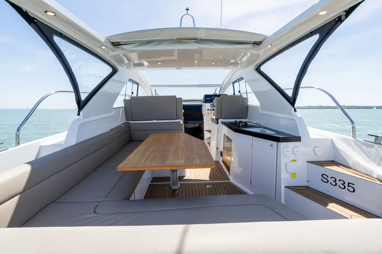 2025 Sealine S335 image 17