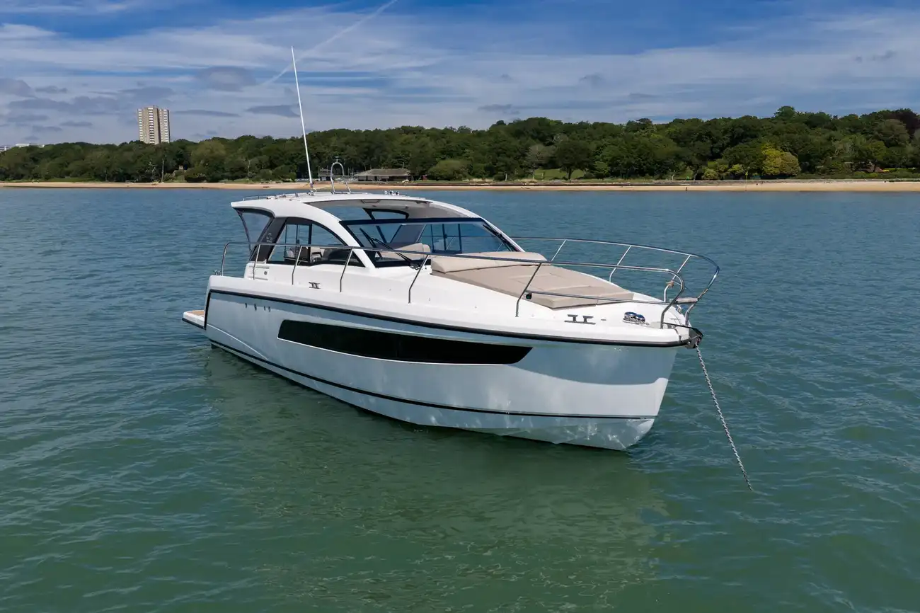 2025 Sealine S335 image 7