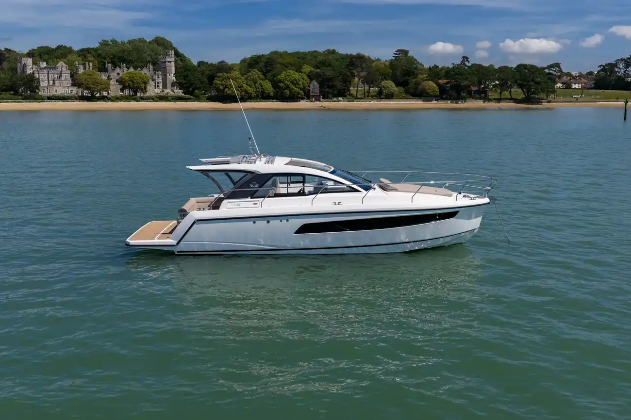 2025 Sealine S335 image 8