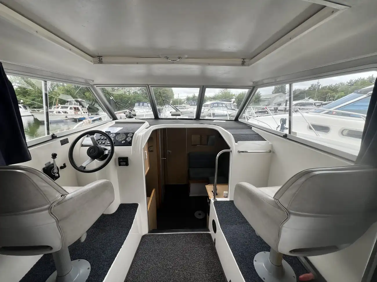 1995 Broom Ocean 29 Hard Top image 2