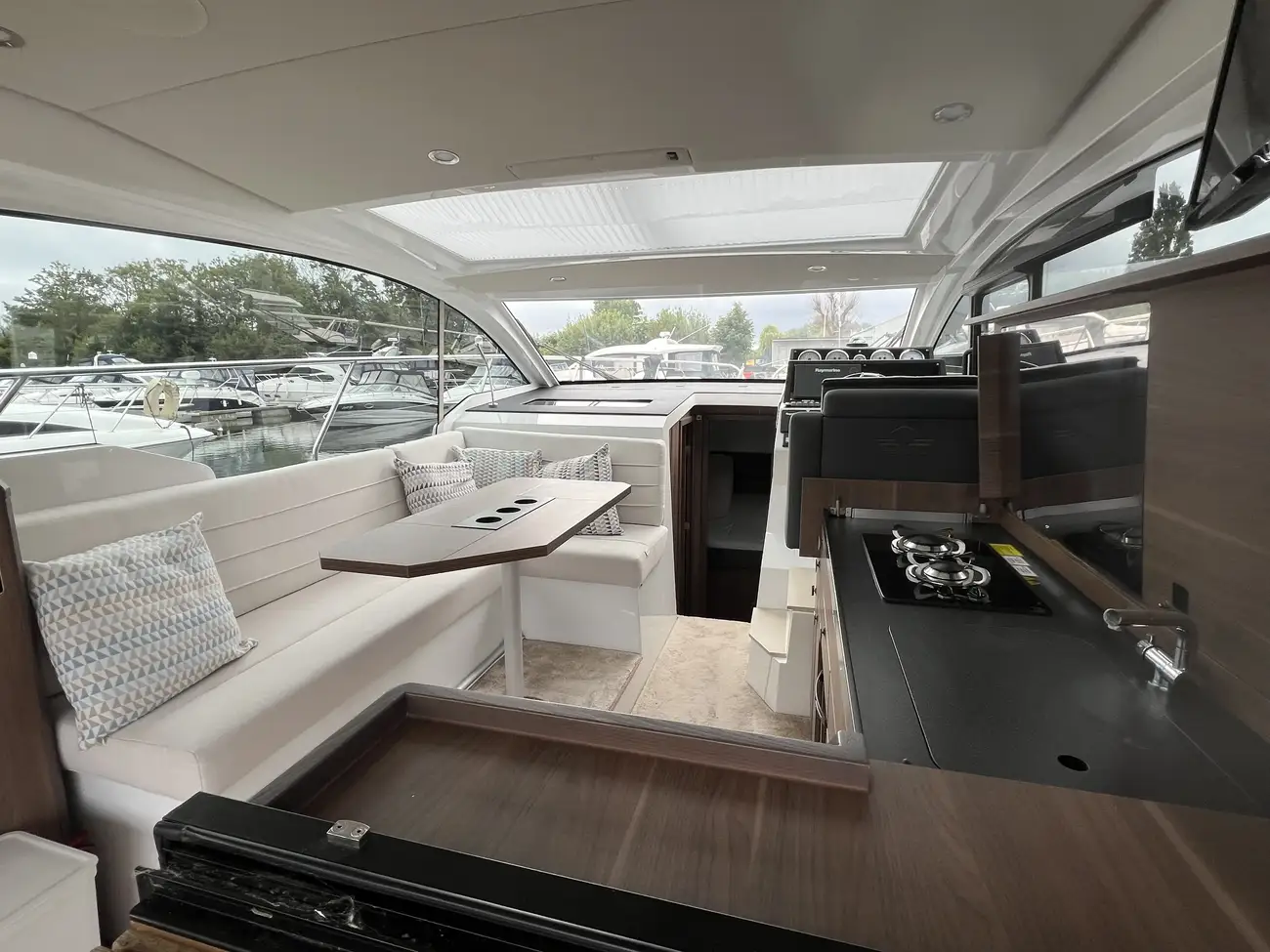 2017 Sealine C330 image 2