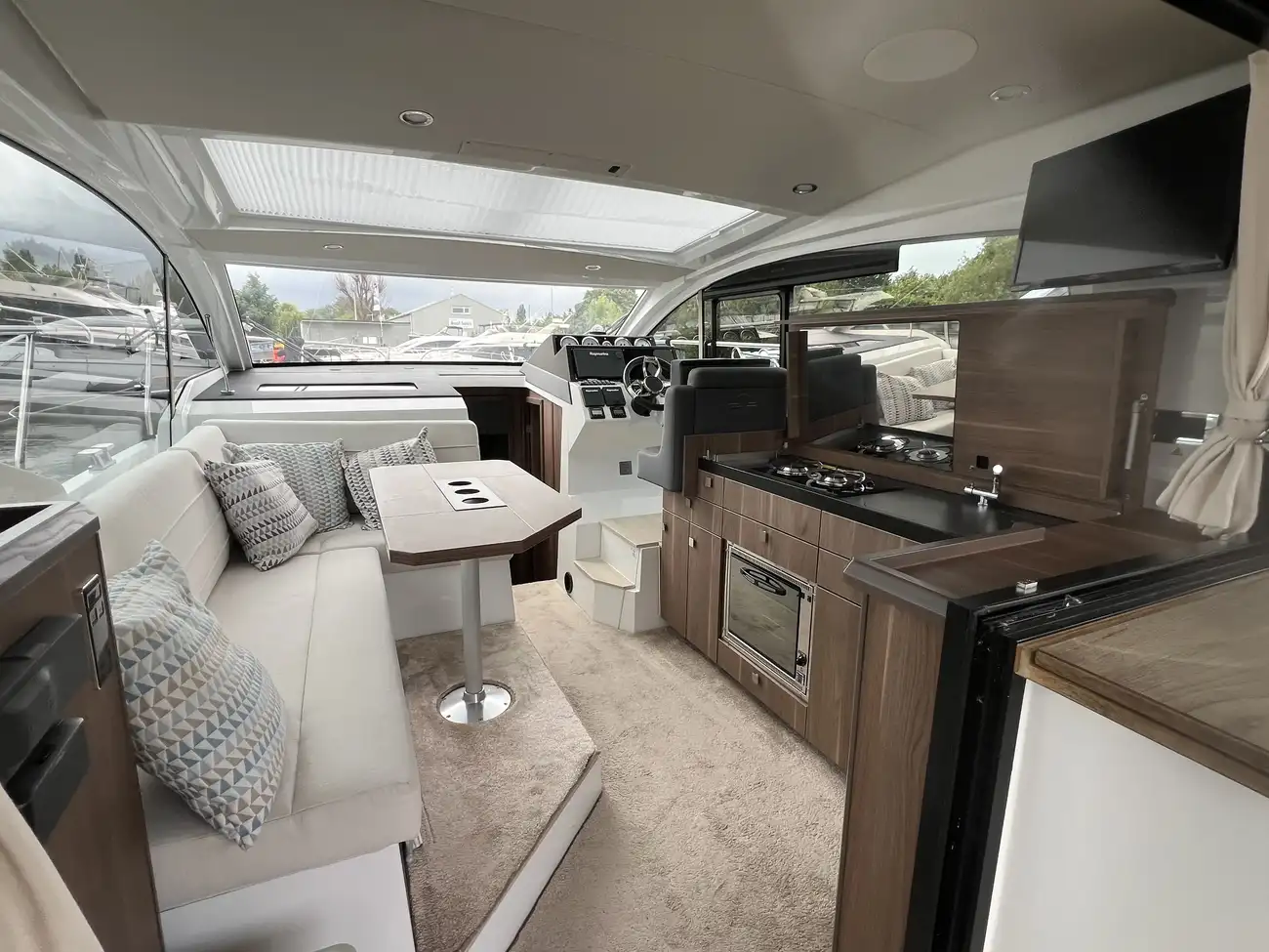 2017 Sealine C330 image 3