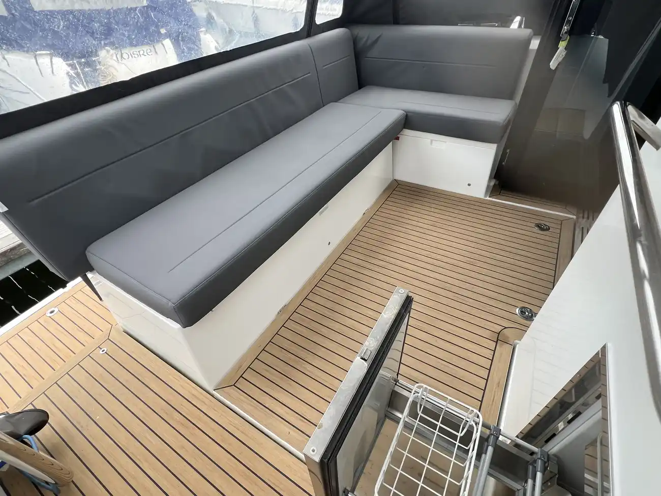 2017 Sealine C330 image 16