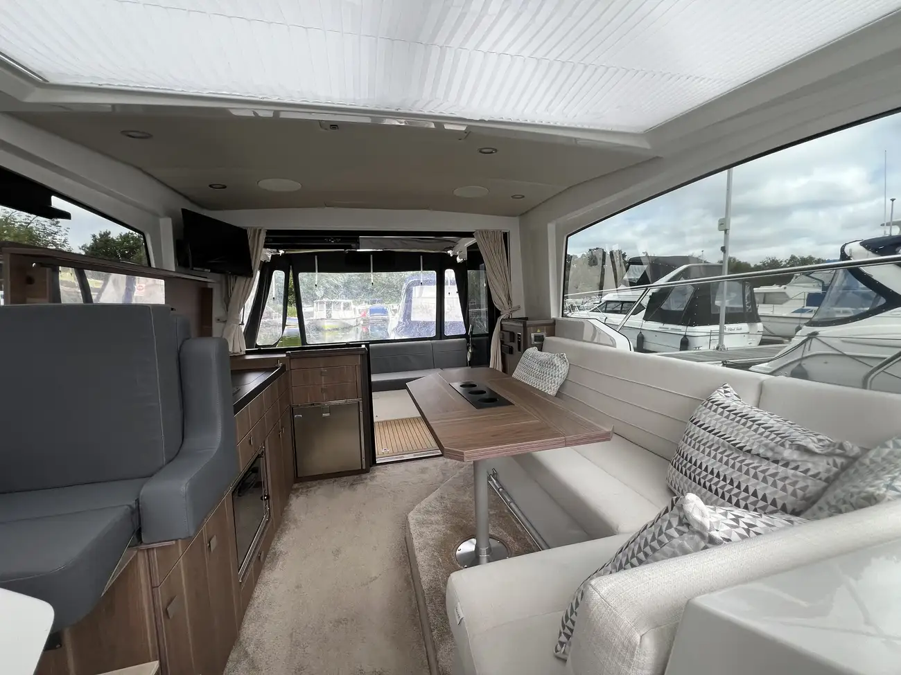 2017 Sealine C330 image 13