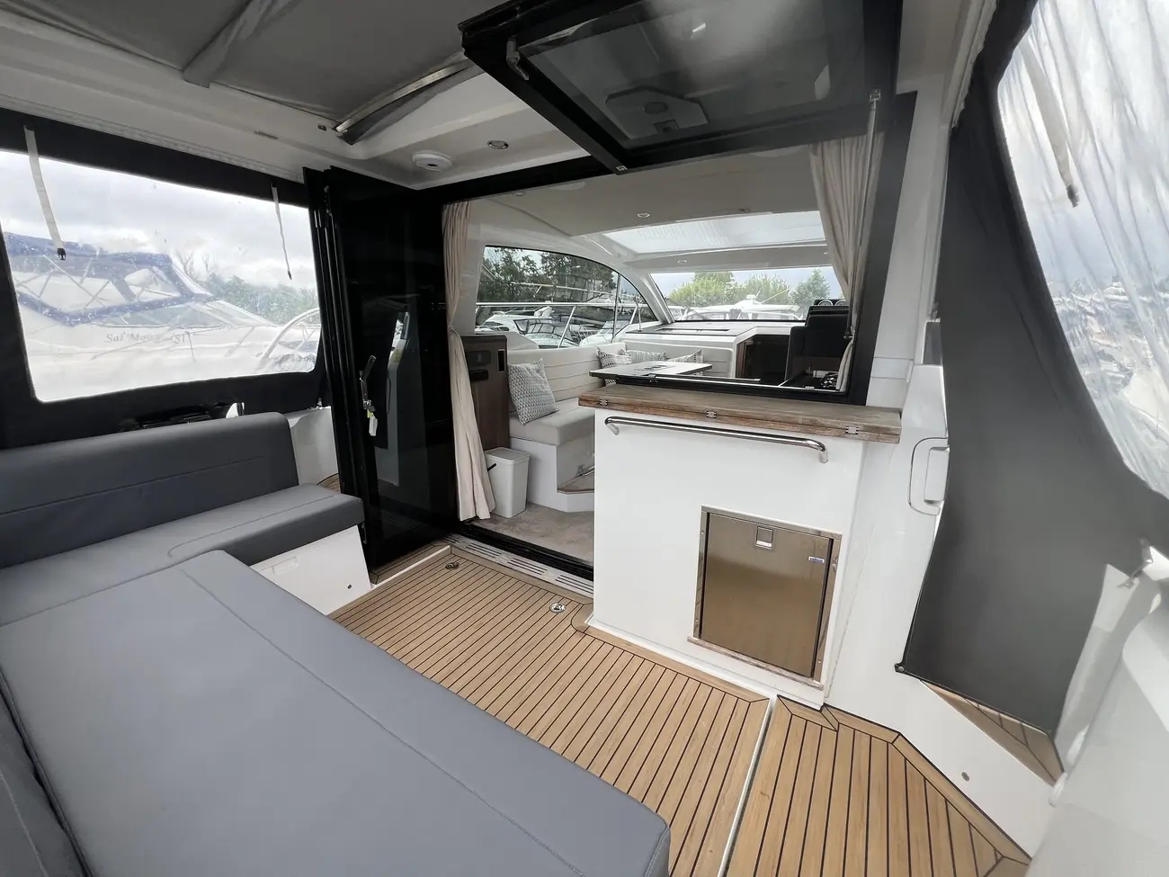 2017 Sealine C330 image 14