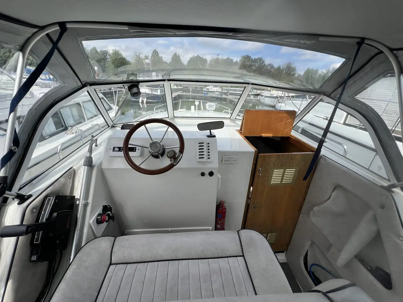 2003 Viking 22 Widebeam image 2