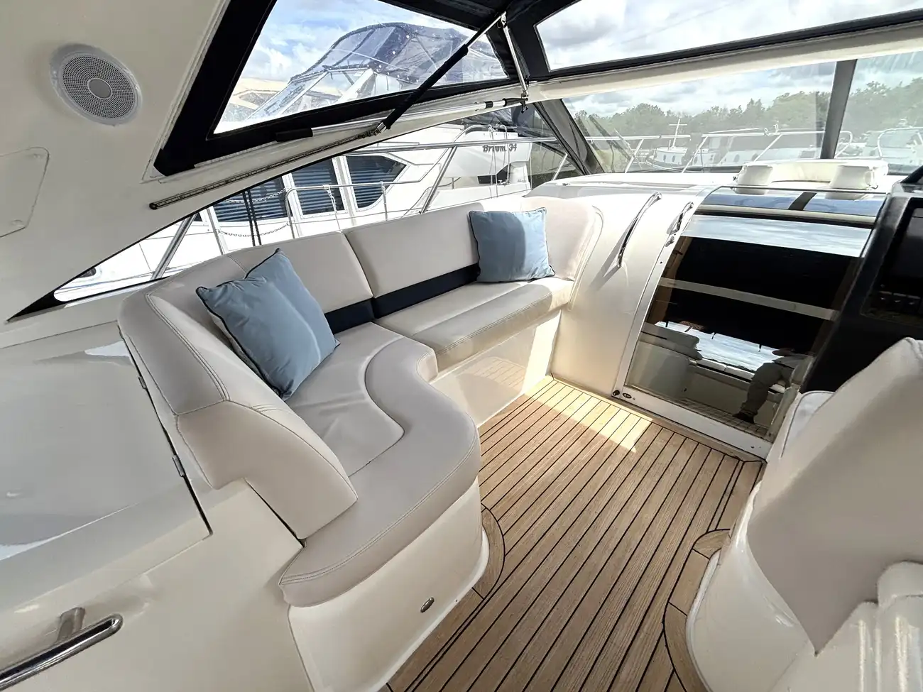 2007 Princess V42 image 19