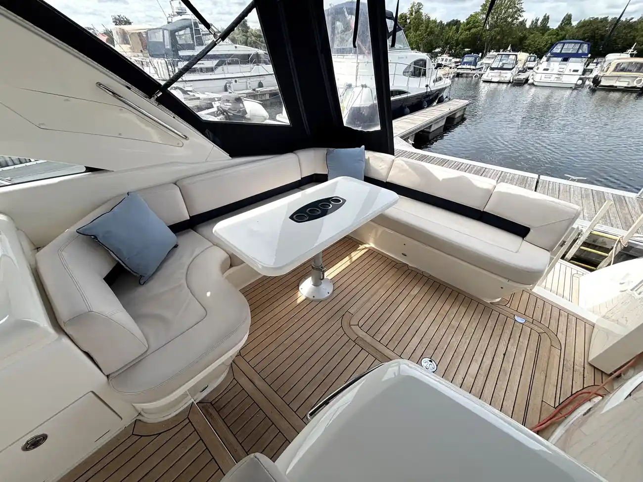 2007 Princess V42 image 16
