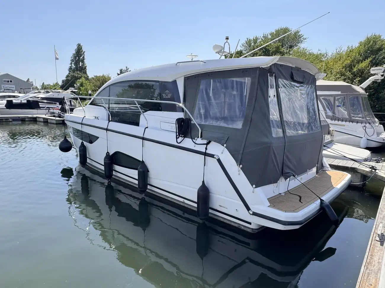 2017 Sealine C330 image 11