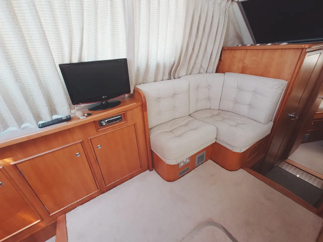HAINES 320 AFT CABIN 2005