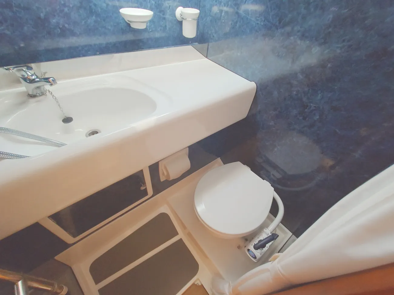 HAINES 320 AFT CABIN 2005