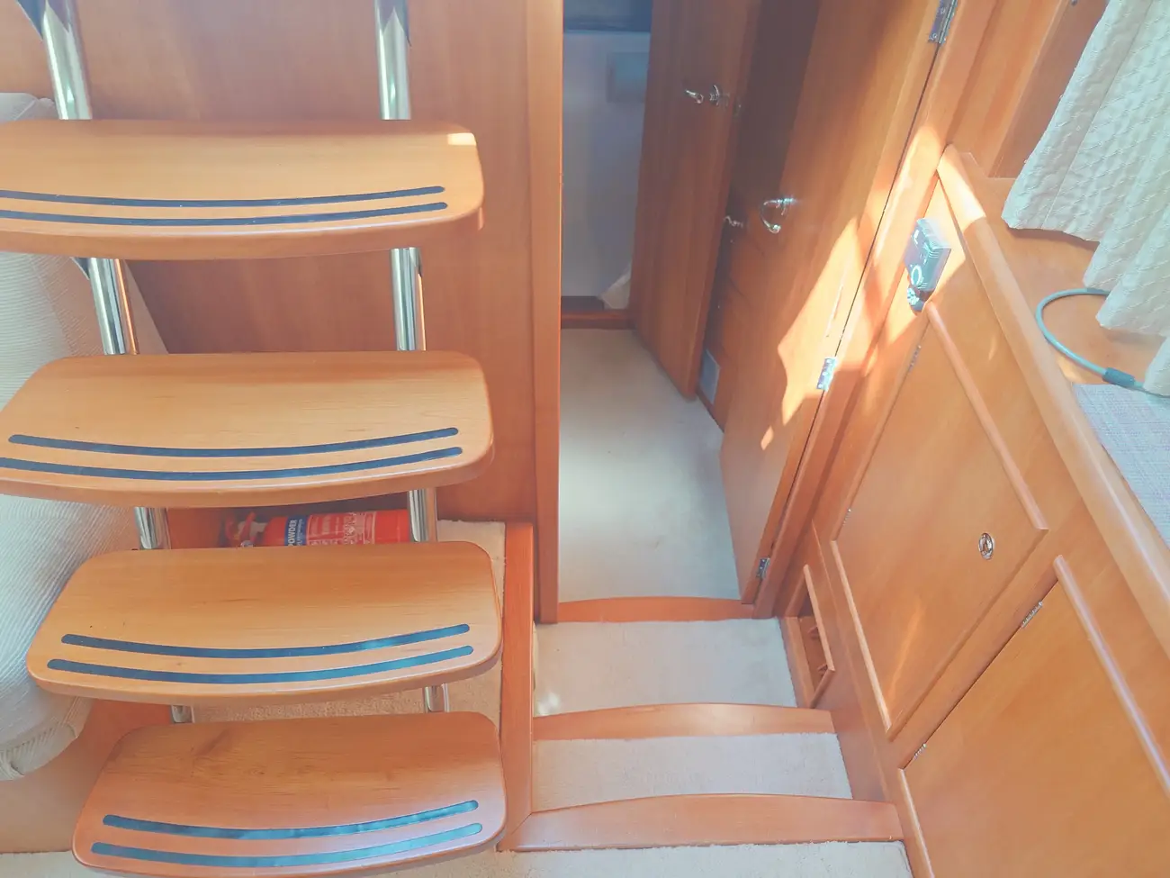 HAINES 320 AFT CABIN 2005