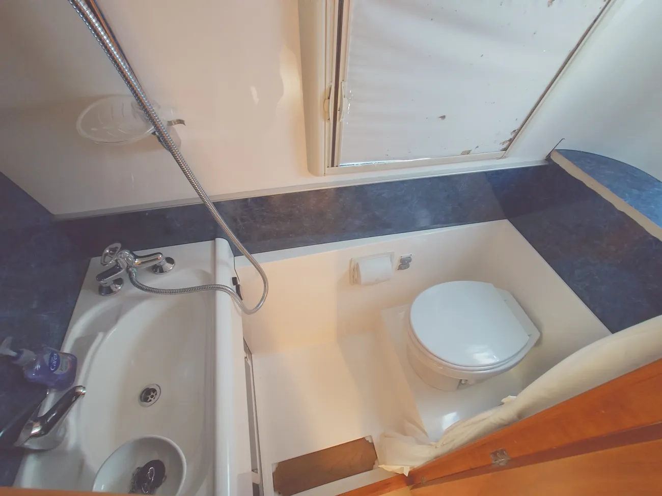 HAINES 320 AFT CABIN 2005
