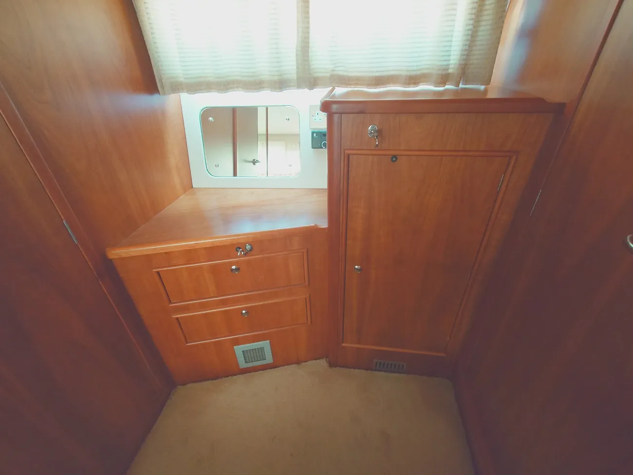 HAINES 320 AFT CABIN 2005