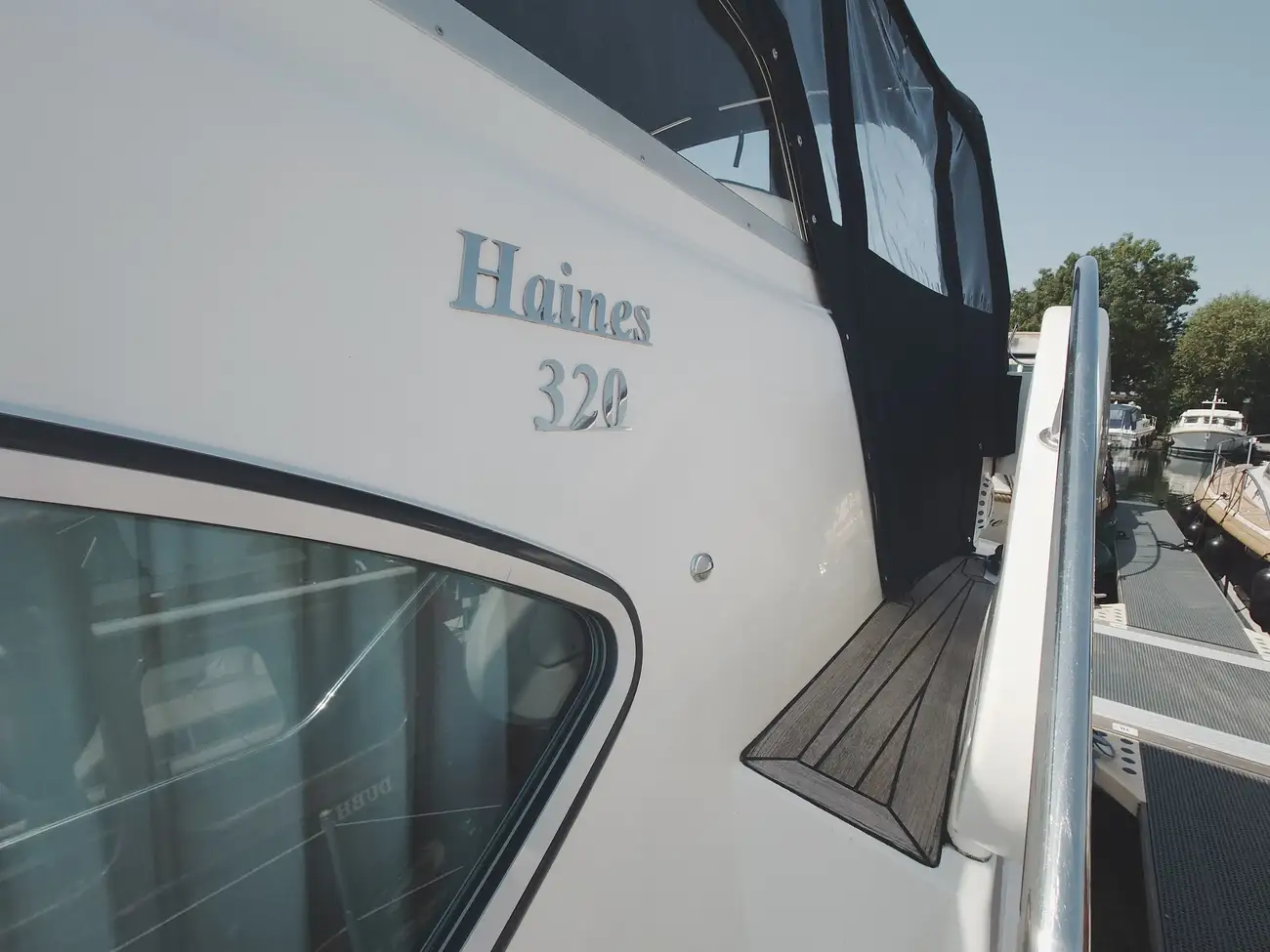 HAINES 320 AFT CABIN 2005