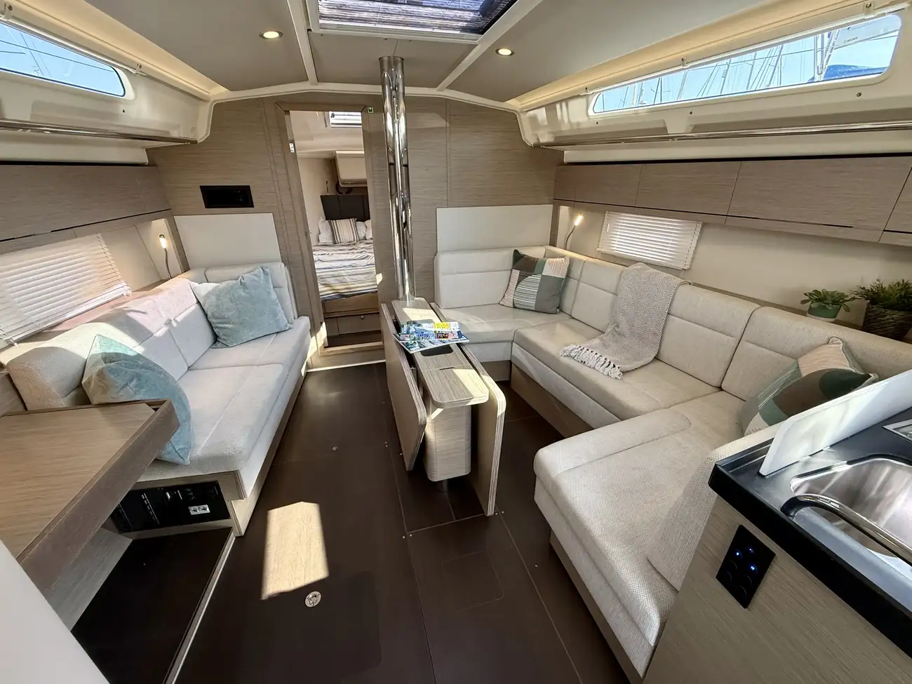 2022 Hanse 418 image 3