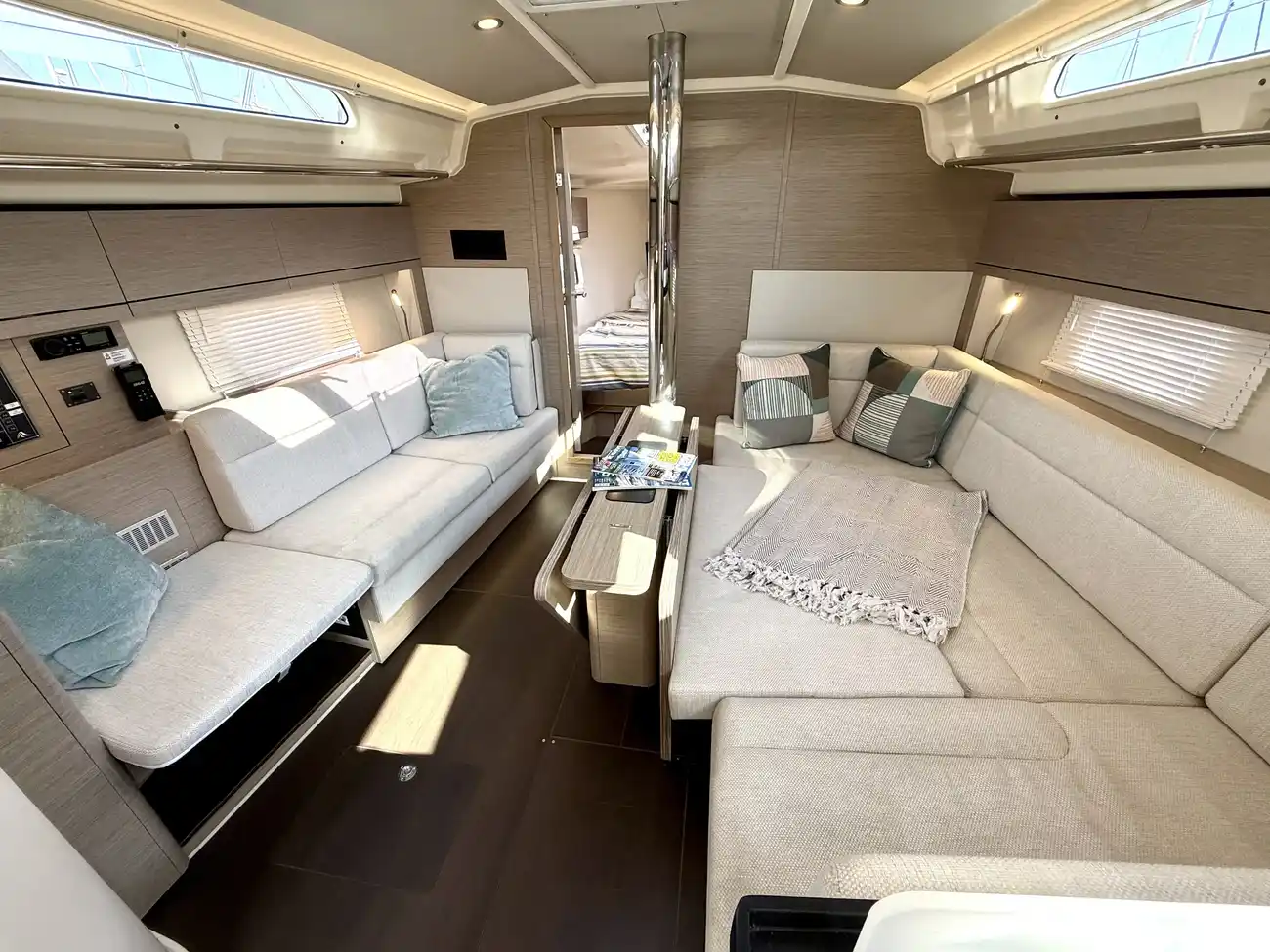 2022 Hanse 418 image 4