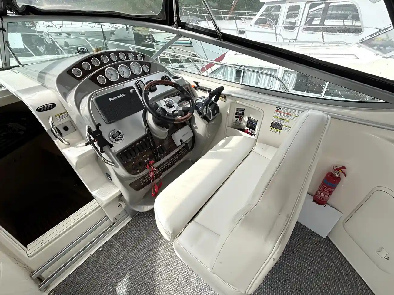 2012 Bayliner 335 image 16
