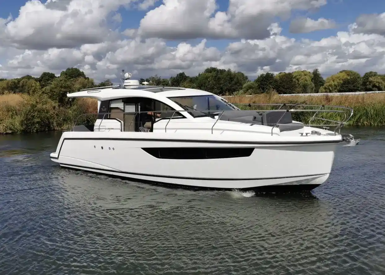 2017 Sealine C330 image 22