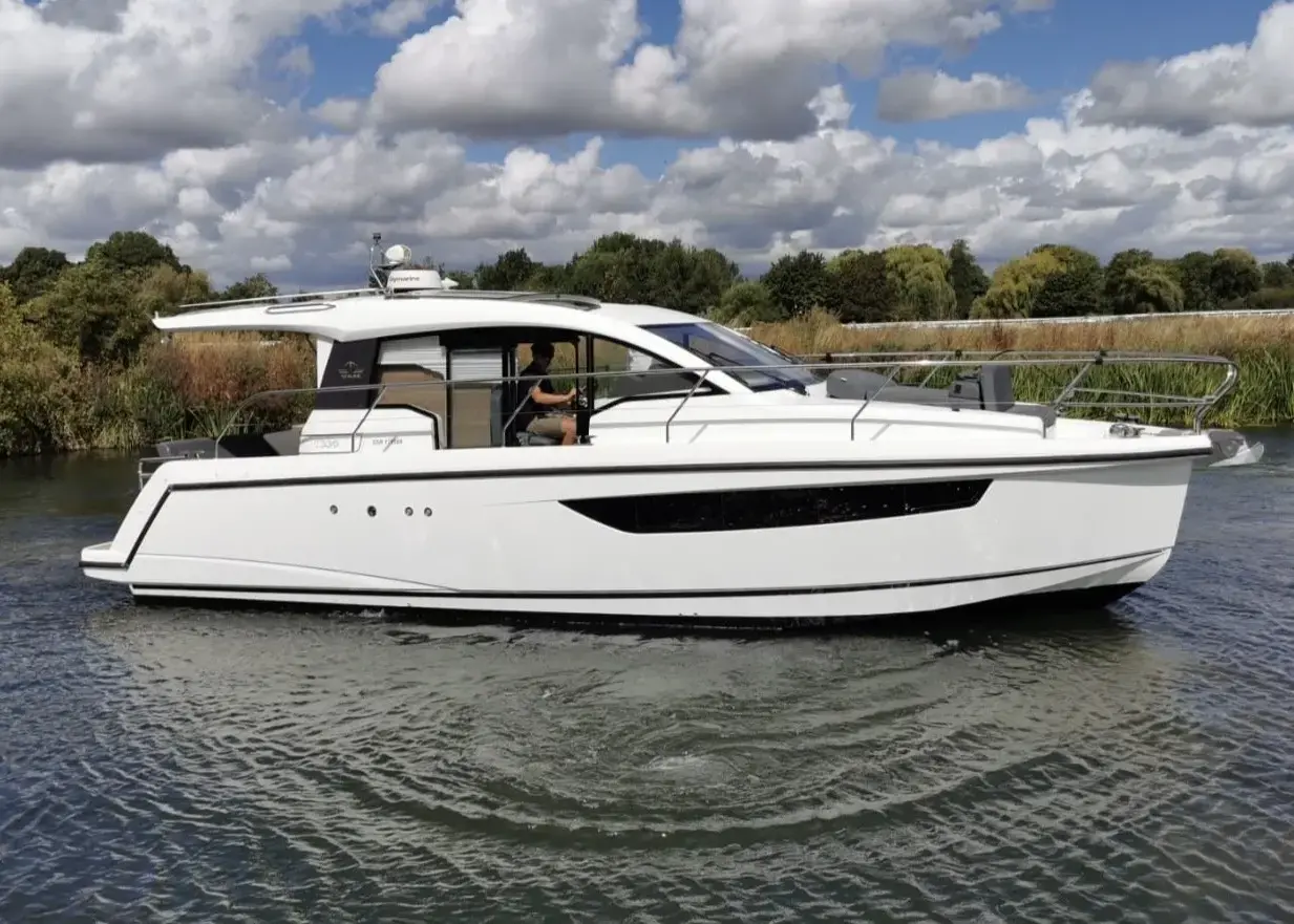 2017 Sealine C330 image 30