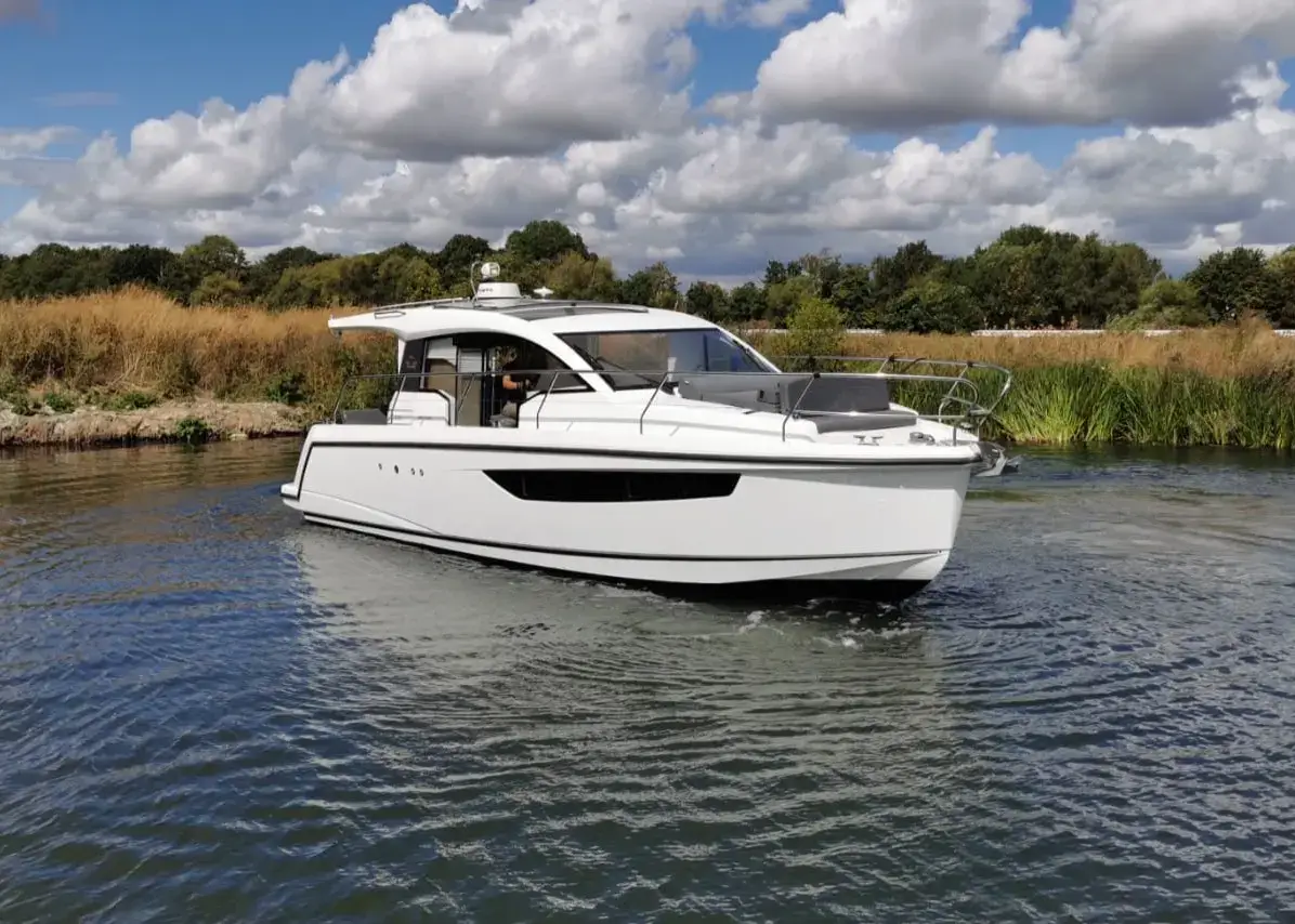 2017 Sealine C330 image 24