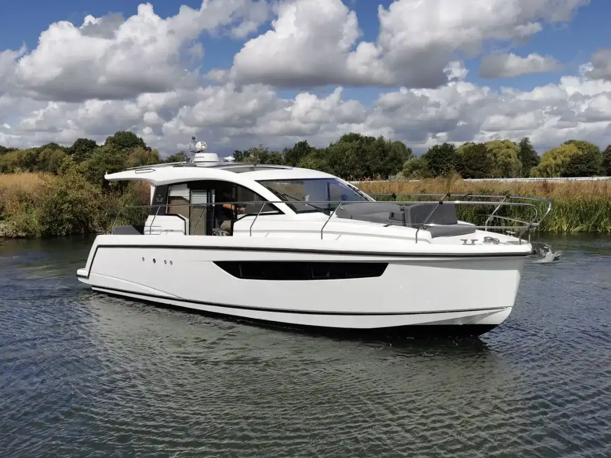 2017 Sealine C330 image 2
