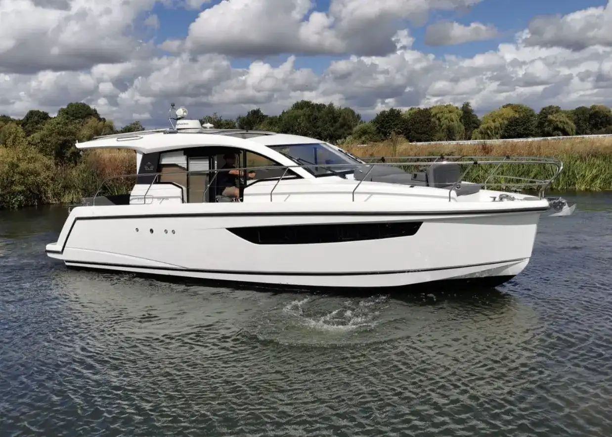 2017 Sealine C330 image 21