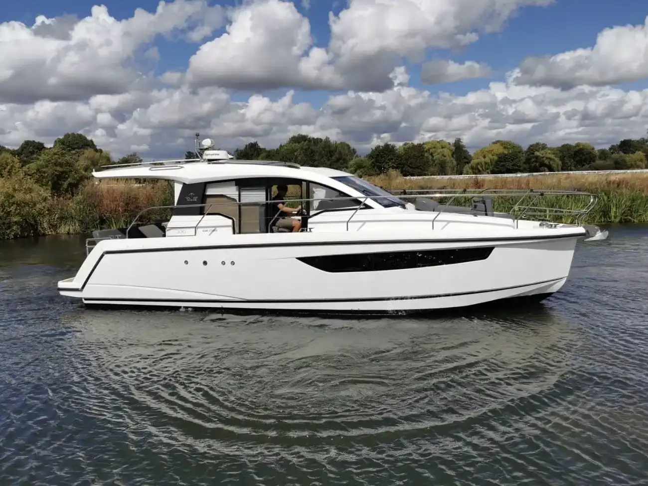 2017 Sealine C330 image 23