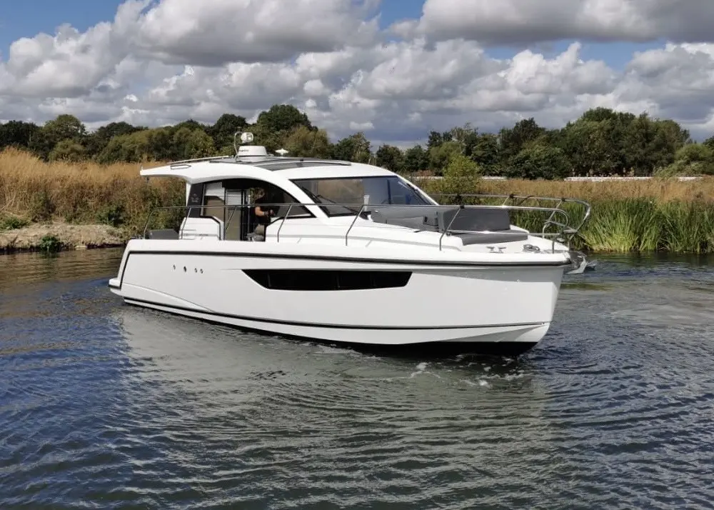 2017 Sealine C330 image 25