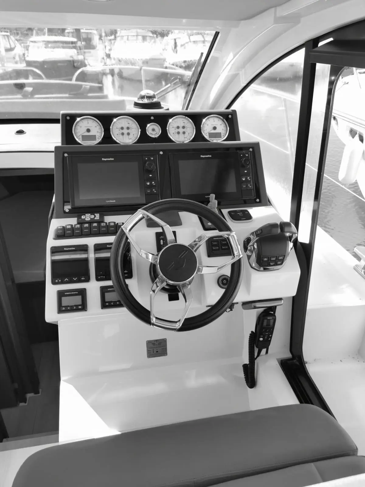 2017 Sealine C330 image 9