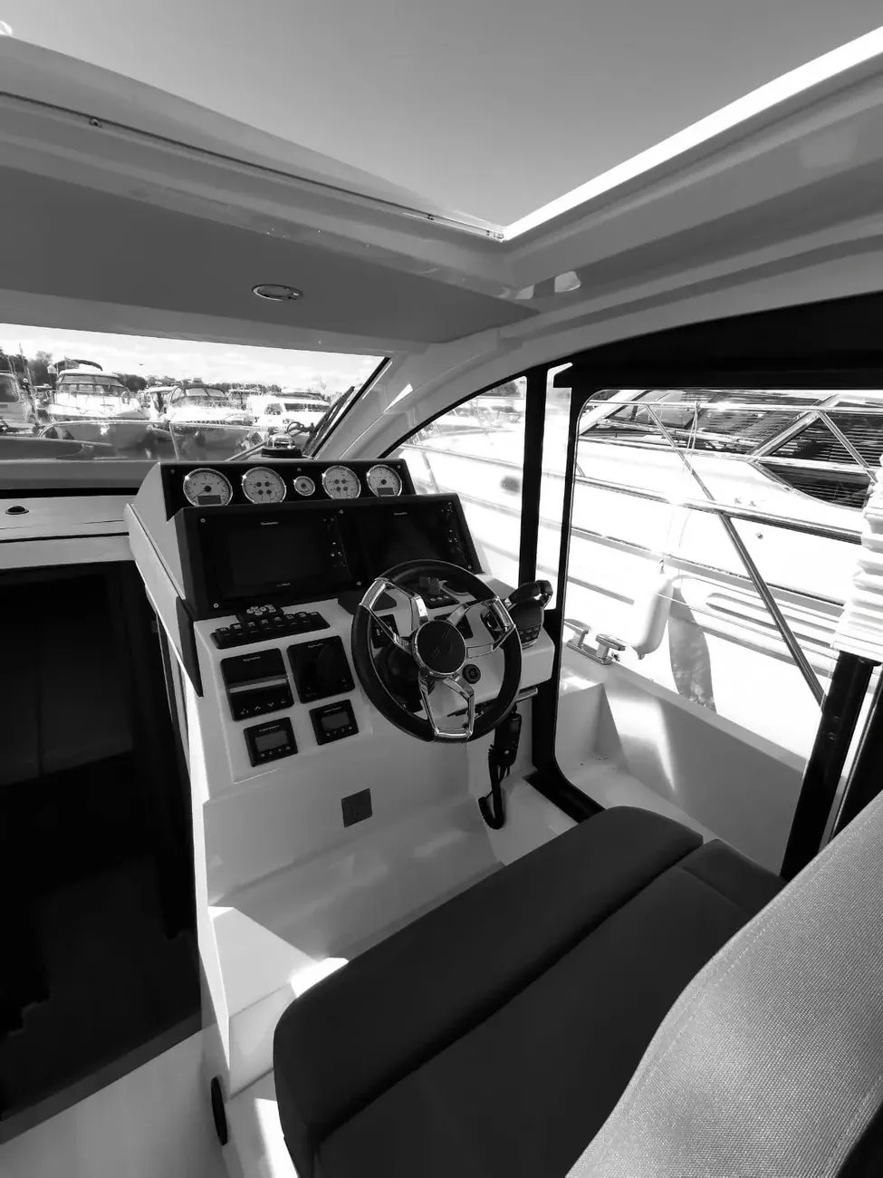 2017 Sealine C330 image 8