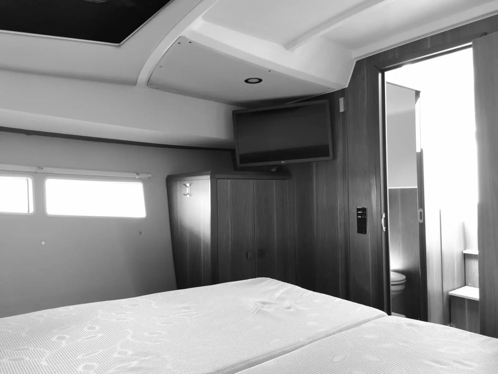 2017 Sealine C330 image 12