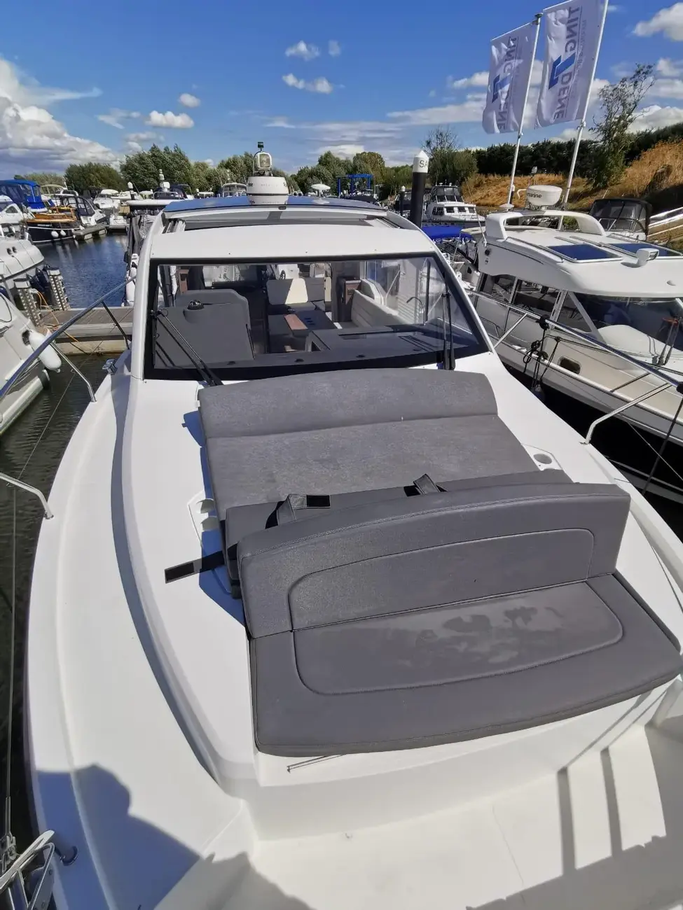 2017 Sealine C330 image 19