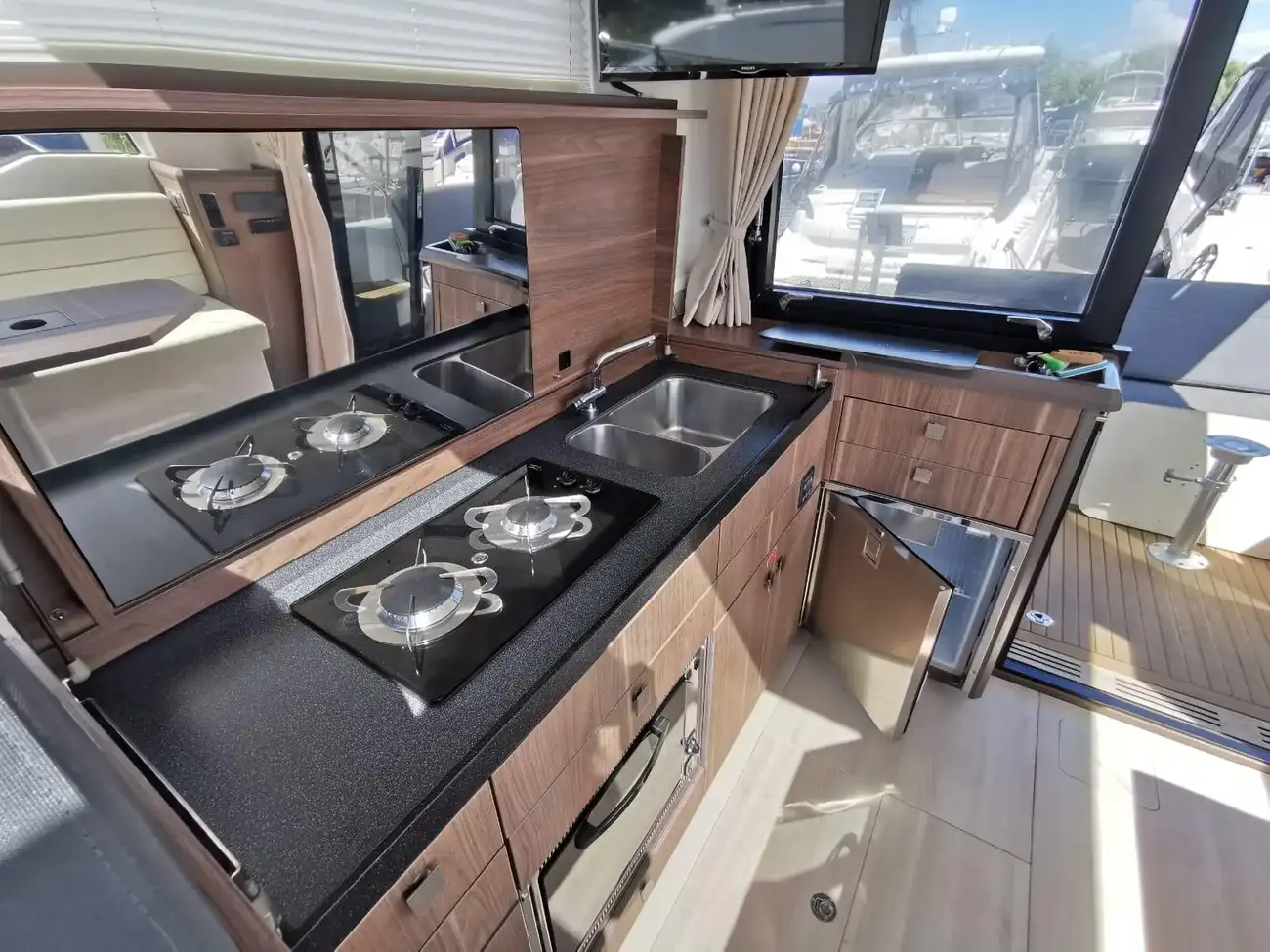 2017 Sealine C330 image 3