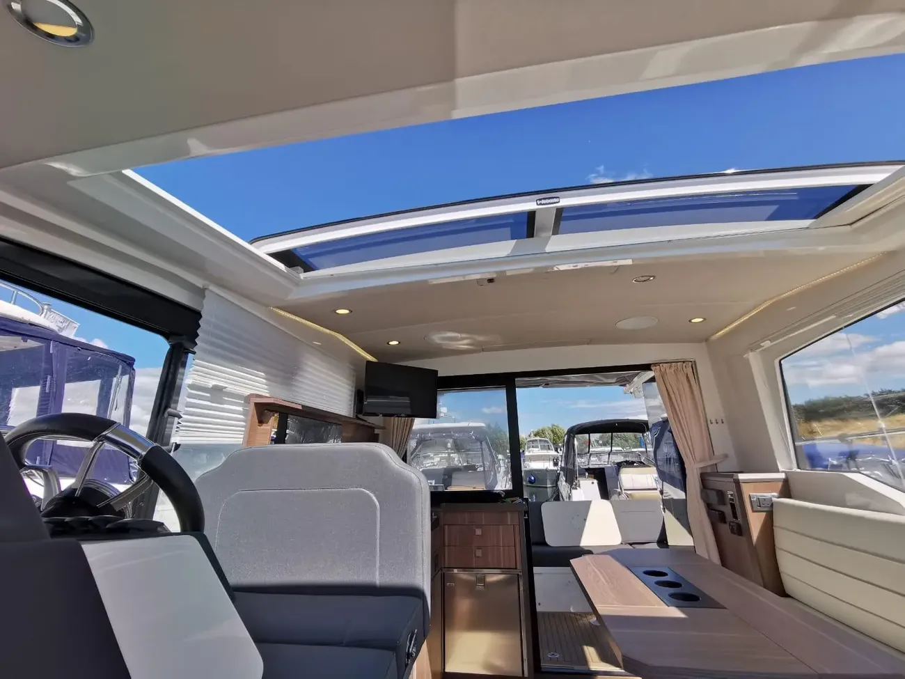 2017 Sealine C330 image 10