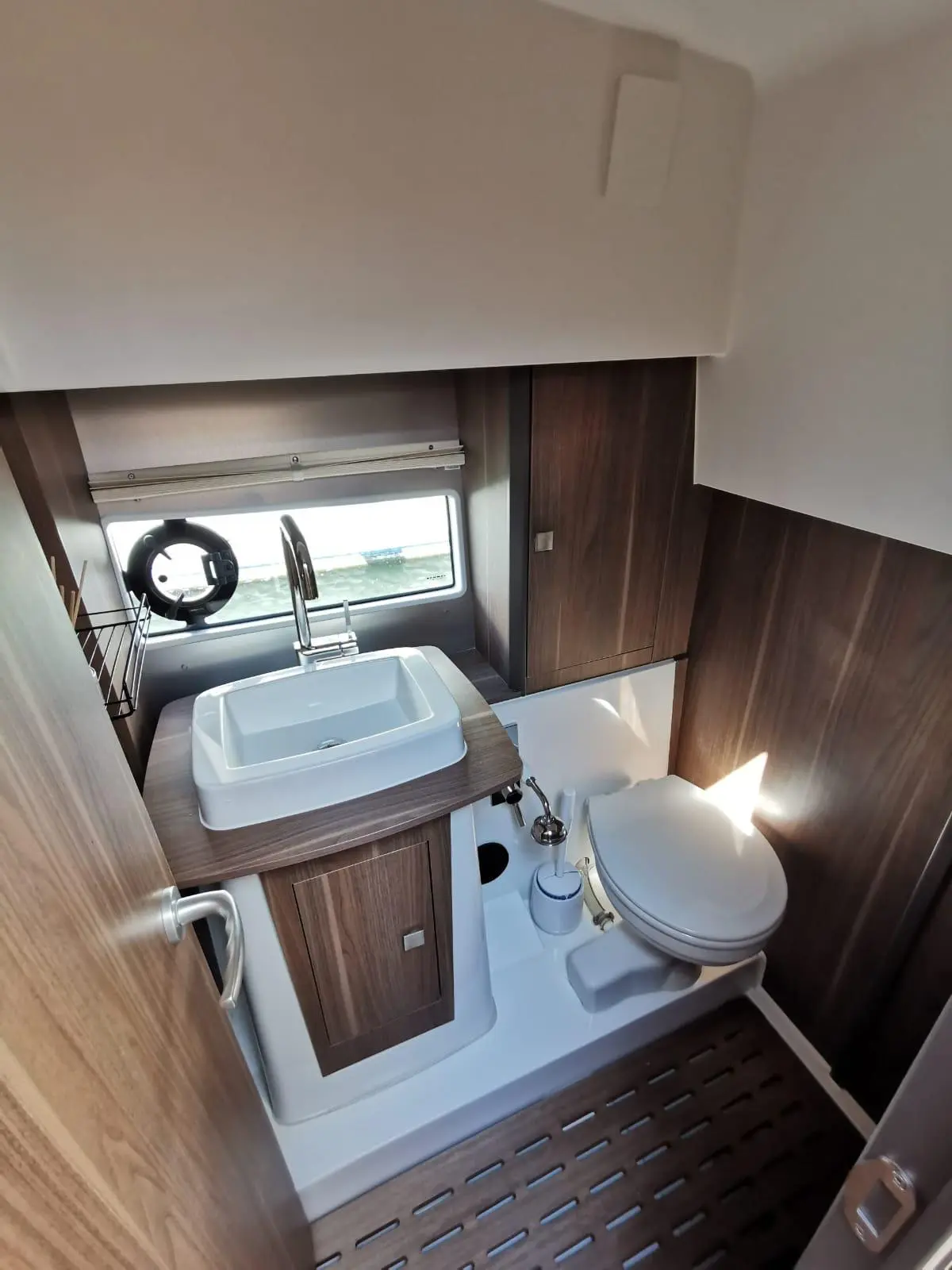 2017 Sealine C330 image 6