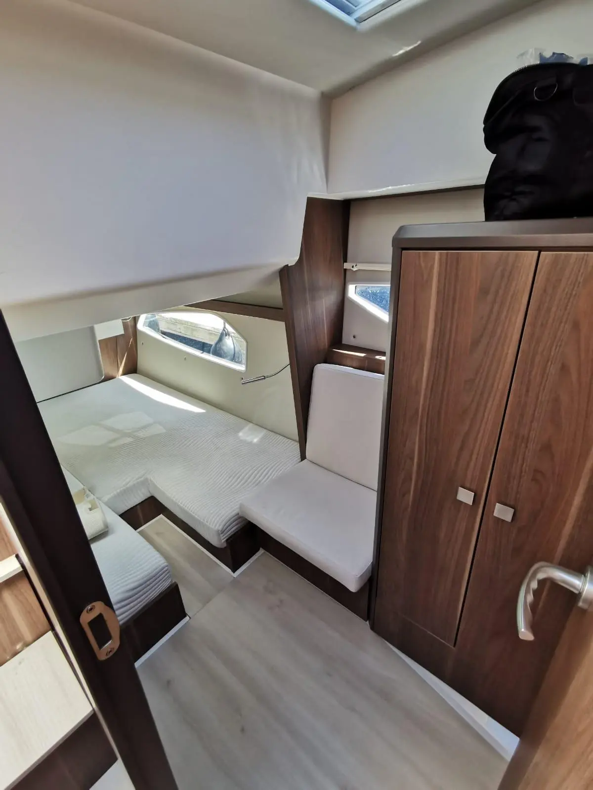 2017 Sealine C330 image 13