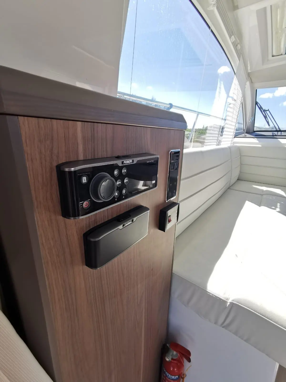 2017 Sealine C330 image 16