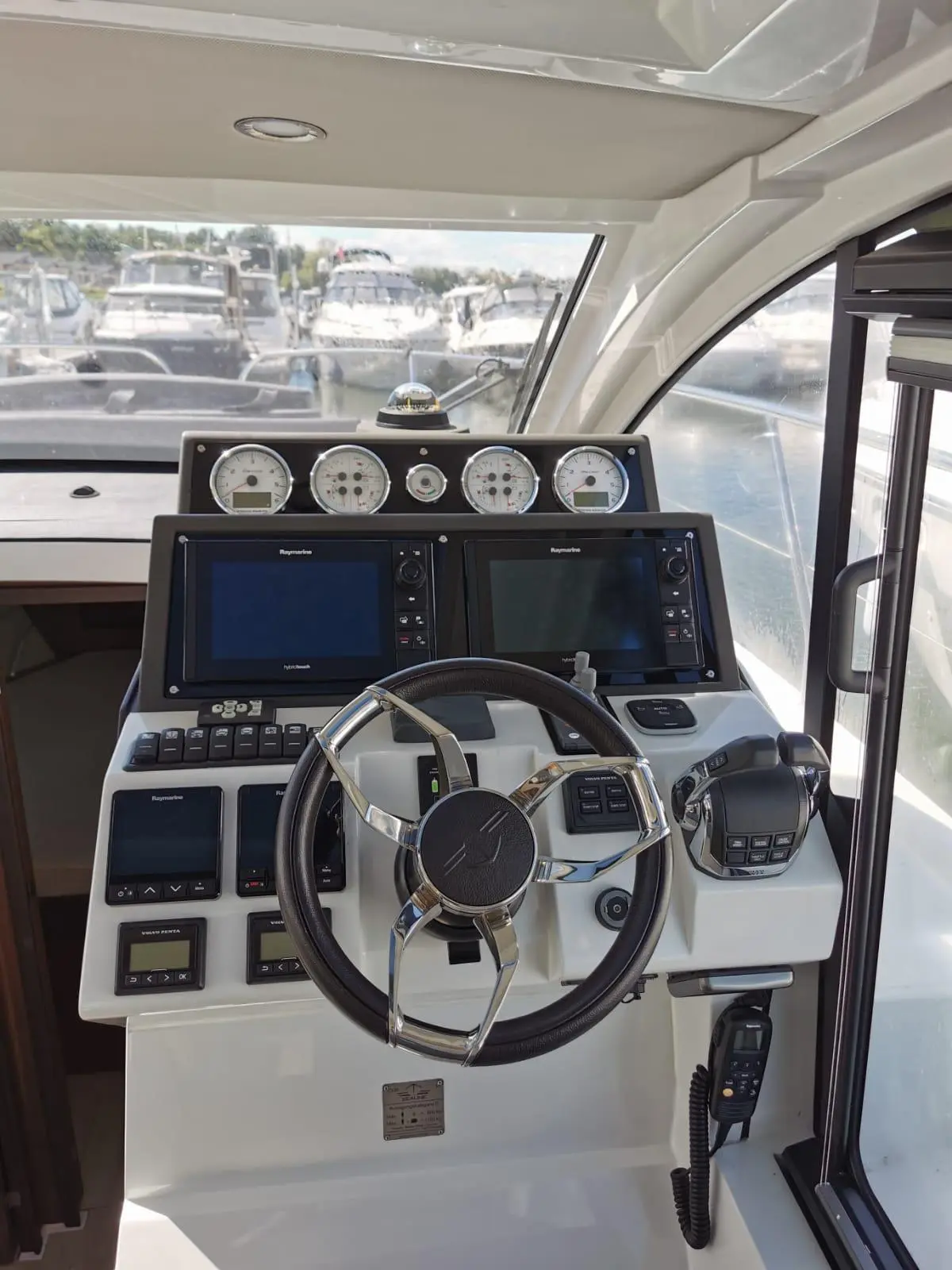 2017 Sealine C330 image 7