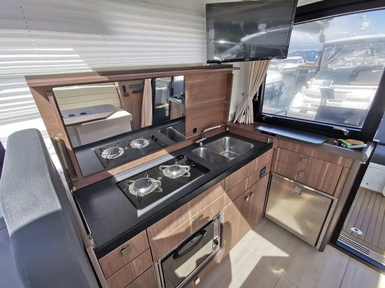 2017 Sealine C330 image 15
