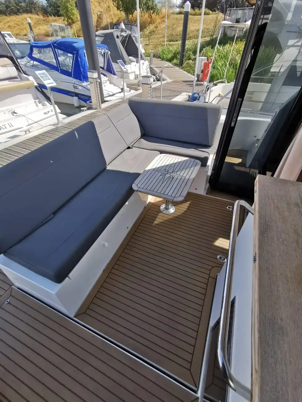 2017 Sealine C330 image 18