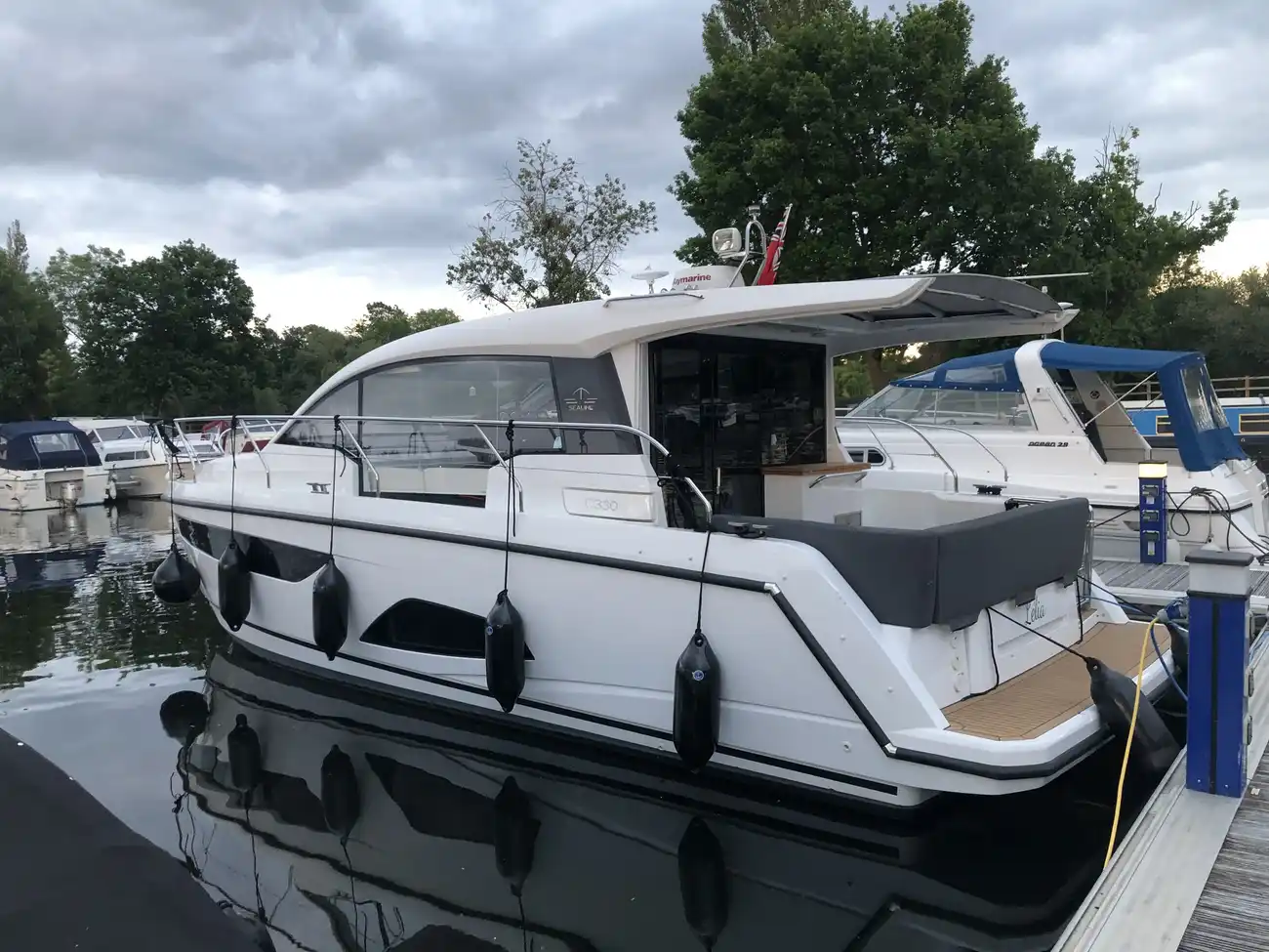 2017 Sealine C330 image 11