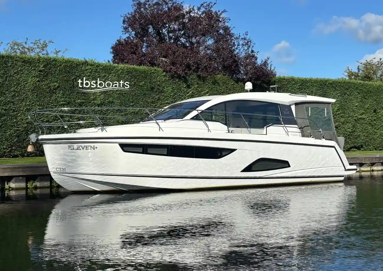 2017 Sealine C330