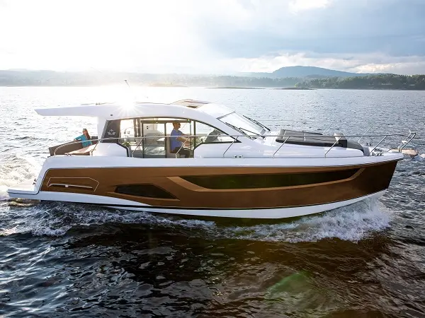 2027 Sealine C390