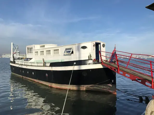Houseboat Ex MoD Admiralty Ammunition Barge