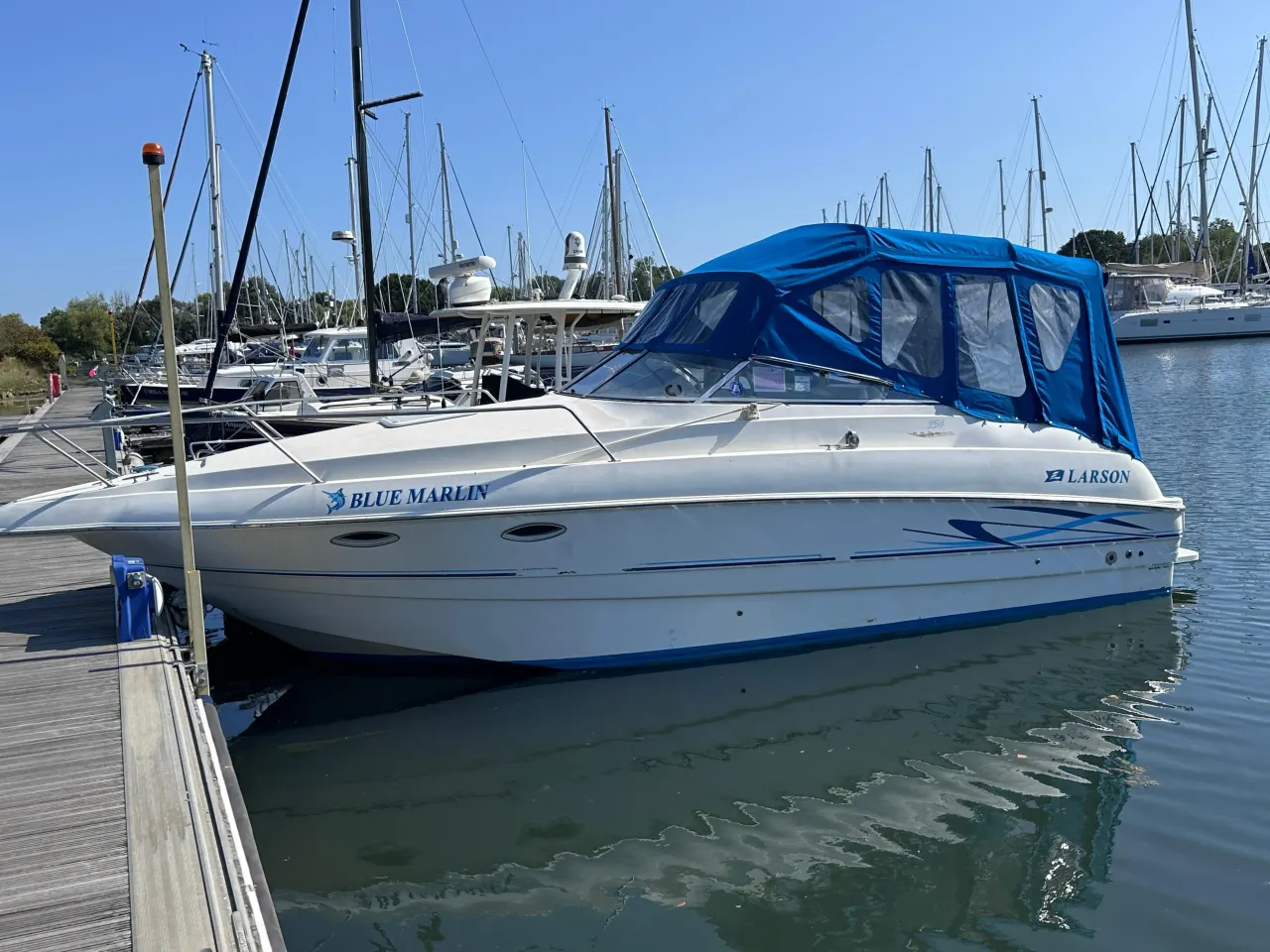 425pro 14×24インチ　MANEA 中古 1999 Larson Cabrio 254 Mid Cabin for Sale in Chichester | rb709817