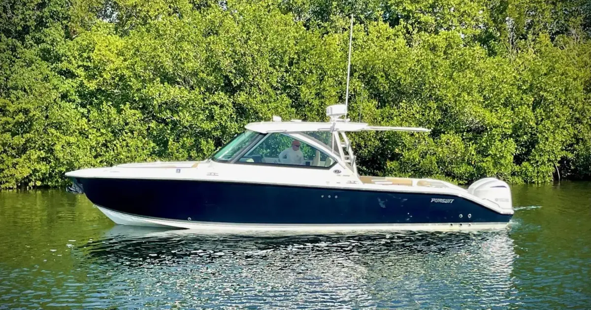 2018 Pursuit DC 325 for Sale in Miami
