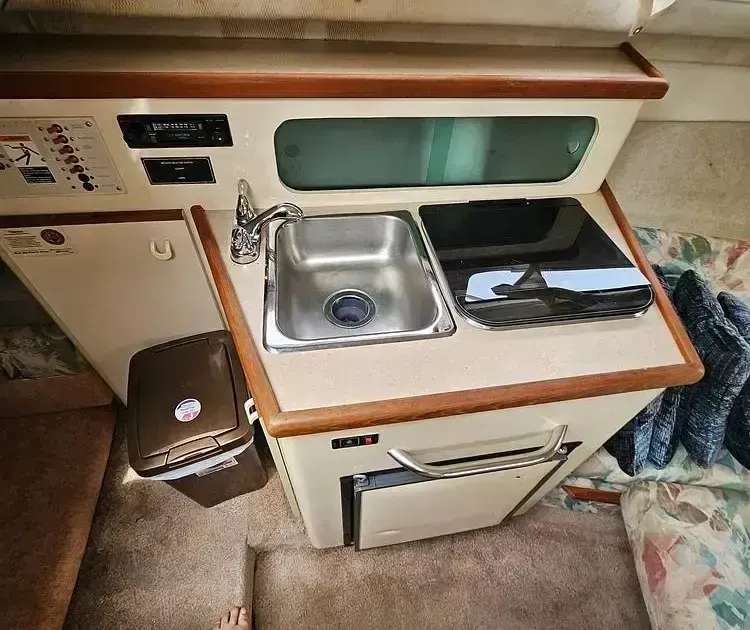 1995 Bayliner 2355 Ciera for Sale in Brookpark, Minnesota
