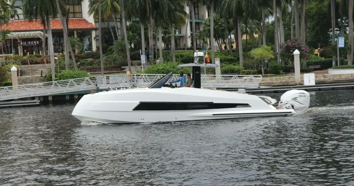 2024 Astondoa 377 Coupe Outboard for Sale in Florida