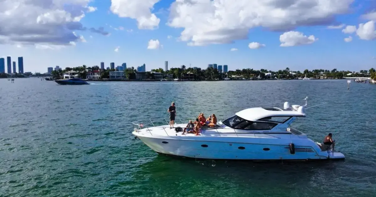 2000 Carver Trojan 440 Express for Sale in Boynton Beach